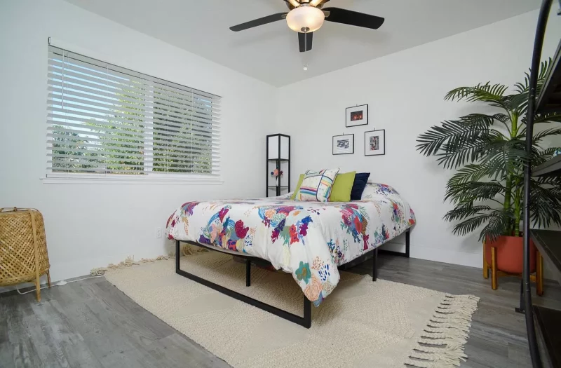 761cd52c9cbc060d12a63bcab72293fa-uncropped_scaled_within_1536_1152